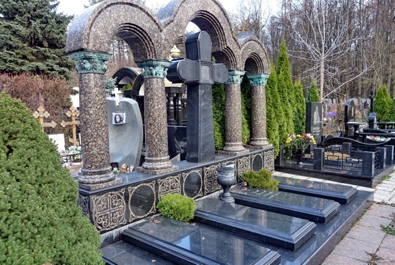 Сложная мемориальная композиция с православным крестом в центре